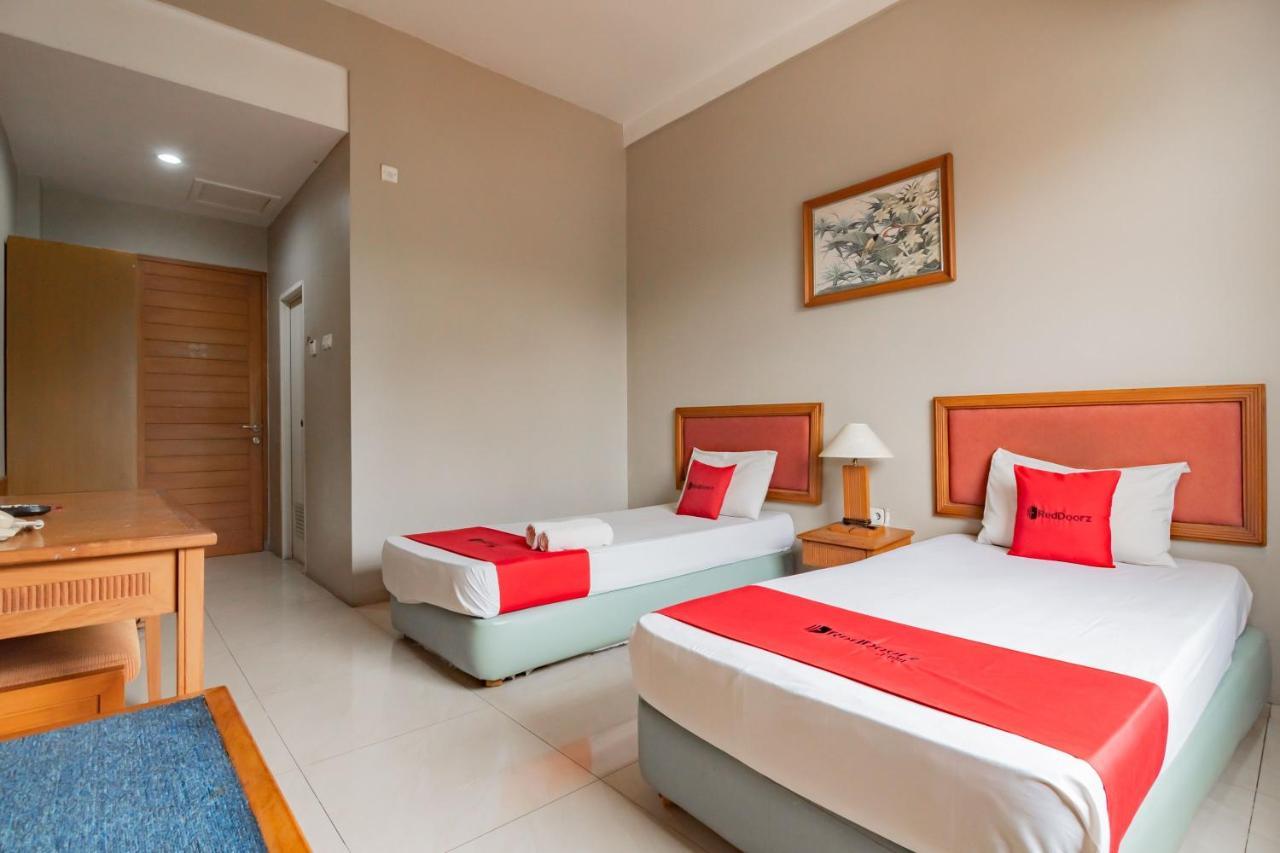 מלון Reddoorz Near Institut Teknologi Bandung 2 מראה חיצוני תמונה
